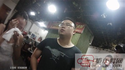 扑克牌砸进滚烫火锅 邻座客人大叫眼睛好痛