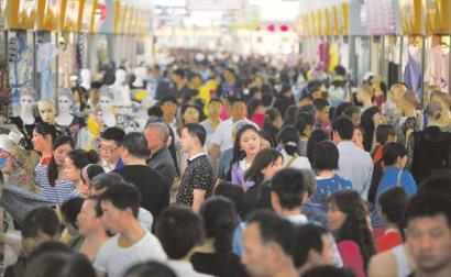 首届成都日用消费品博览会展会人山人海.