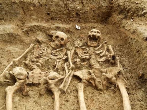 死了都要爱:英国现700年前牵手情侣白骨(图)