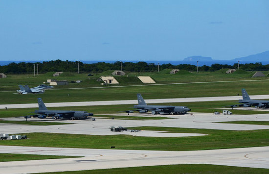 美军关岛空军基地内景曝光 大批巨型军机云集