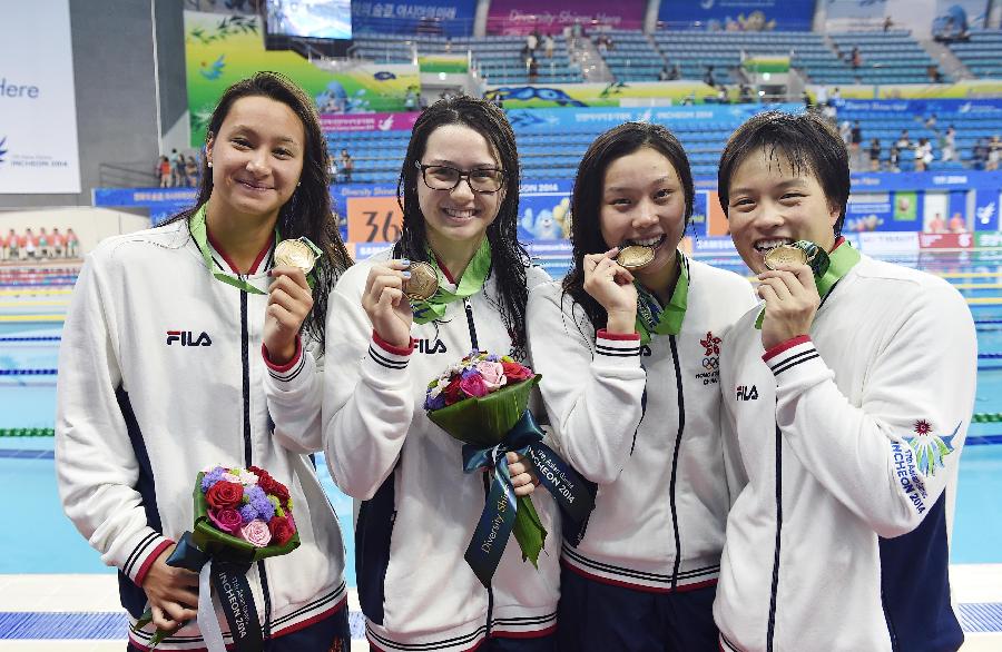 (亚运会·领奖台(6)游泳—女子4x200米自由泳接力举行颁奖仪式(图)