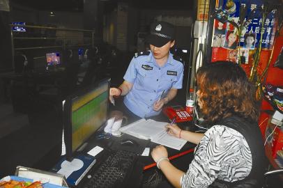 为保证《四川省流动人口信息登记办法》的顺利实施，近日，泸州警方开展了娱乐场所的专项整治行动。图为民警检查电子游戏室