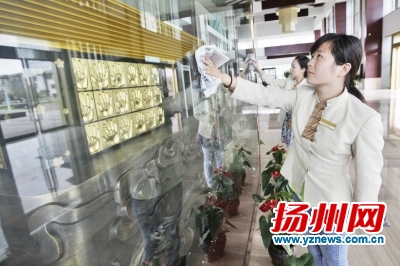 京杭之心,工作人员正在擦拭场馆内设施。张卓君摄