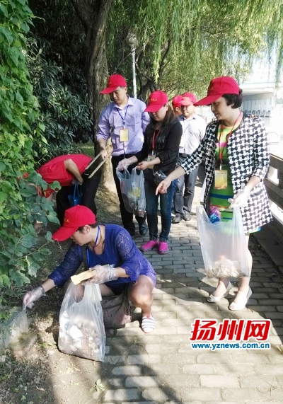 志愿者古运河畔捡拾垃圾。新利摄