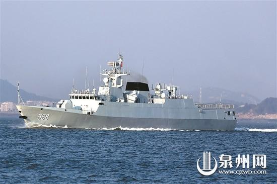 外国巨舰闯中国辖区 解放军猛虎艇强硬出手(2