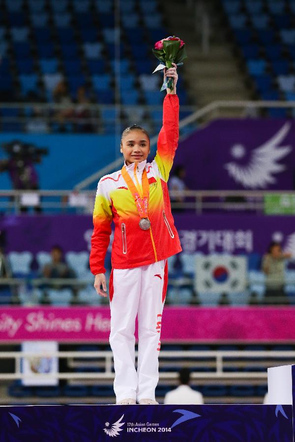 当日,在2014仁川亚运会体操高低杠比赛中,中国选手黄慧丹以14.37