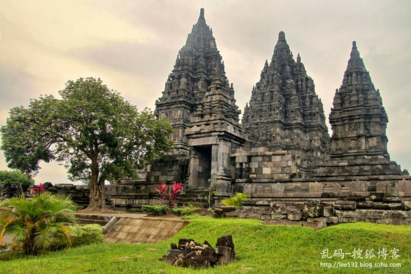 世界最不可思议寺庙-印尼普兰巴南神庙