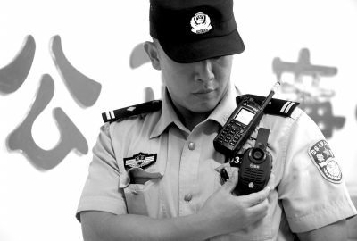 民警配新一代记录仪可夜间拍摄规范执法(图)