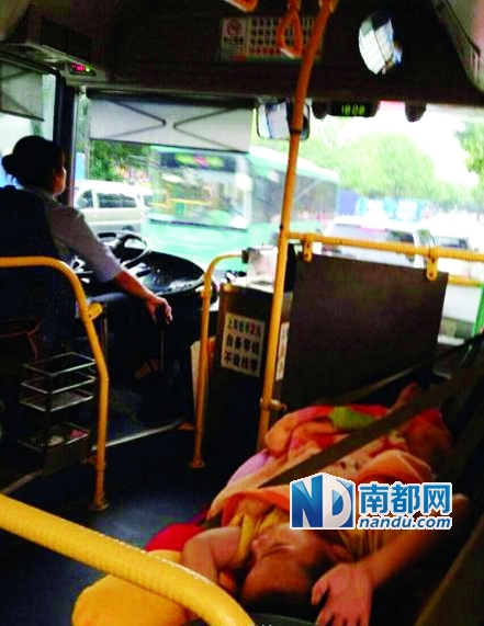 网友拍摄的当时照片，女司机的小孩子横睡车上。