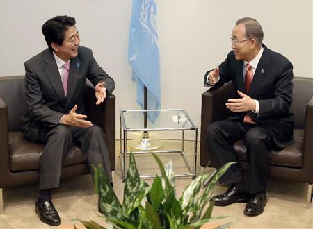 日本首相安倍晋三（左）与联合国秘书长潘基文（右）。