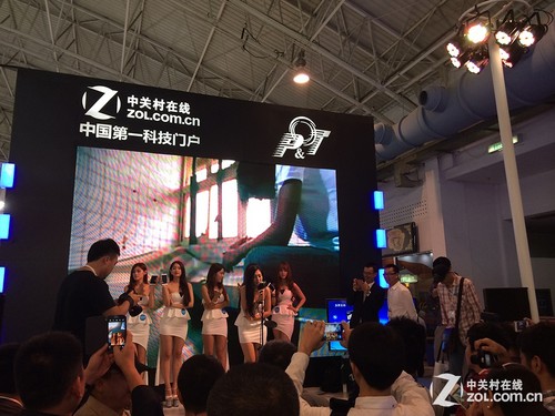 美女模特一展歌喉