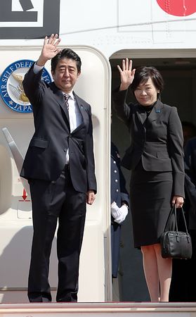 资料图：日本首相安倍晋三与夫人。