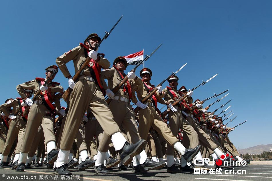 也门警校军校学员参加毕业游行(高清组图)