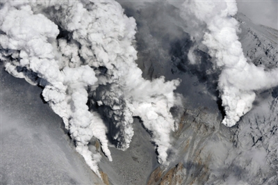 当地时间27日中午时分，位于日本中部的御岳山突然喷发，喷出大量火山灰。