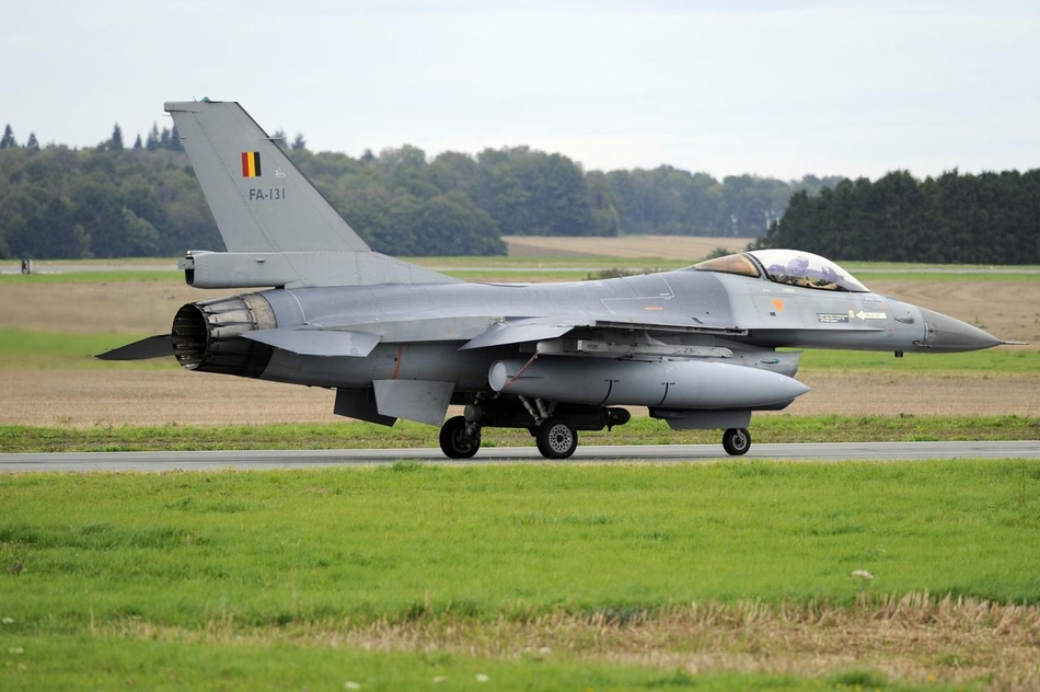 图为比利时空军f-16战斗机正在起飞.