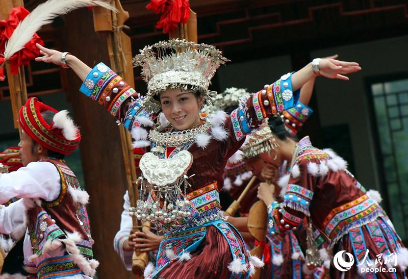 9月28日,在广西柳州市融水苗族自治县龙女沟,一名侗妹在尽情在跳芦笙