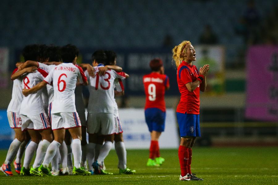 (亚运会)(3)足球――女足半决赛:朝鲜胜韩国(图