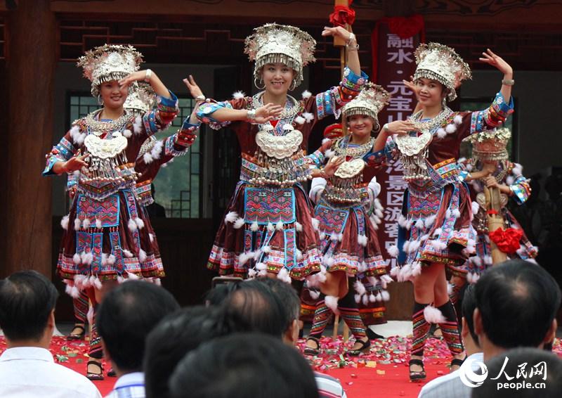 9月28日,在广西柳州市融水苗族自治县龙女沟,一名侗妹在尽情在跳芦笙