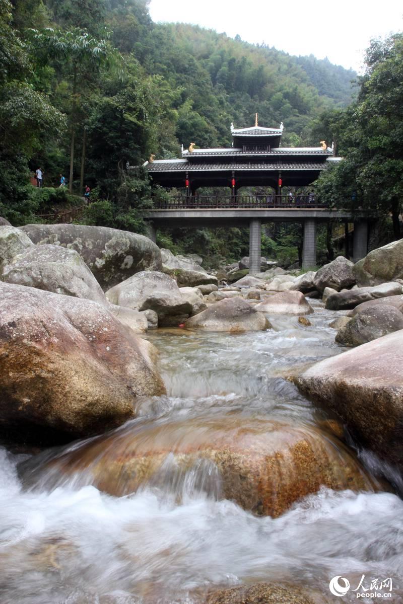 9月28日,在广西柳州市融水苗族自治县龙女沟,一名侗妹在尽情在跳芦笙