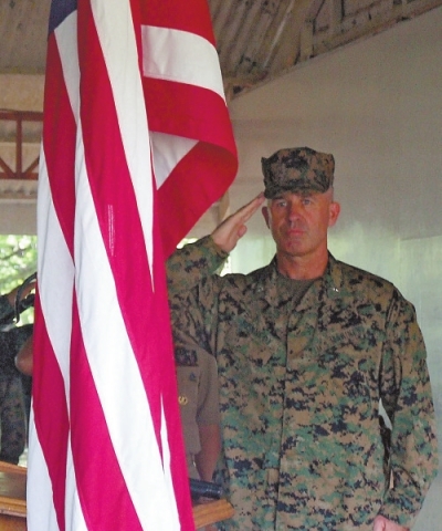 29日，美菲演习开幕式在菲律宾海军西部总部举行，美国军官在美国国旗前敬礼。
