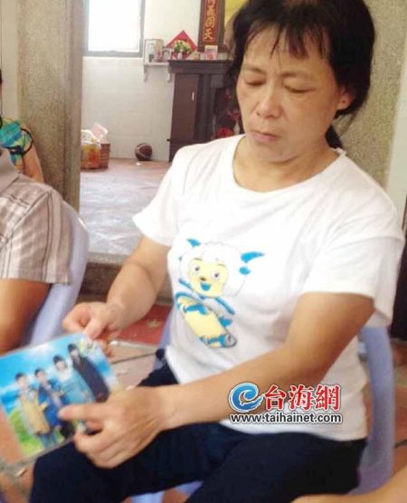 阿东母亲神情悲伤