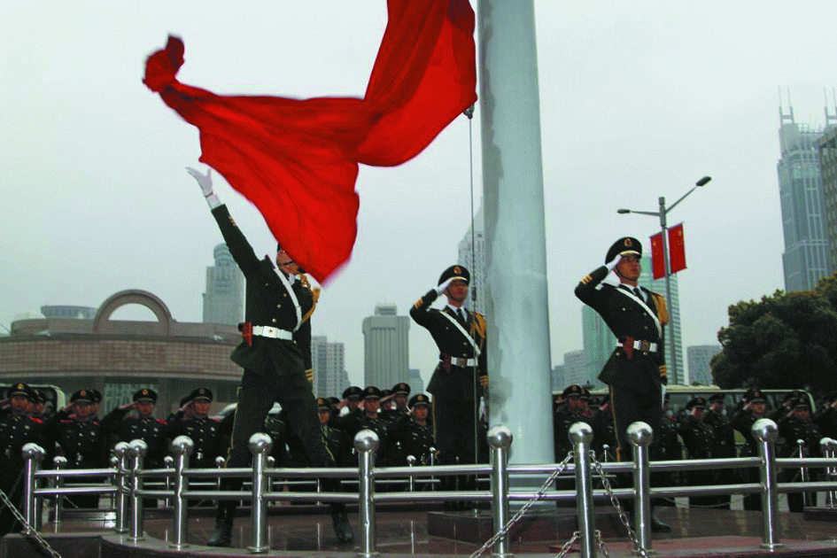 随着升旗手右臂利索地划出一道弧线,国旗冉冉升上天空.商报图片