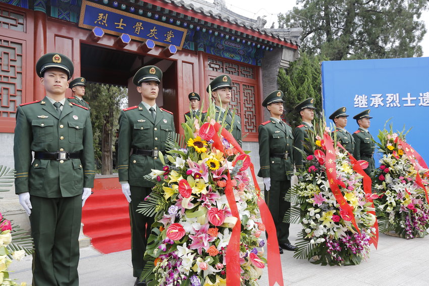 北京八宝山举行公祭烈士活动 老兵动情流泪(组图)