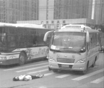 校车拐弯误撞母女 母亲受伤2岁女儿安然无恙