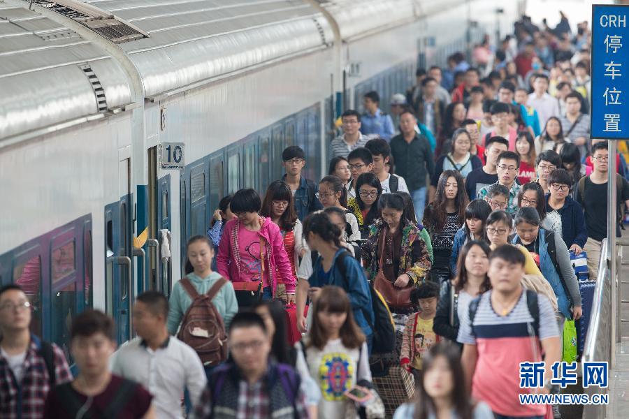 9月30日，准备出行的旅客在上海虹桥火车站候车。当日是2014国庆黄金周前一天，各地出行客流出现明显增幅，迎来首个客流高峰。 新华社发（赖睿宁）