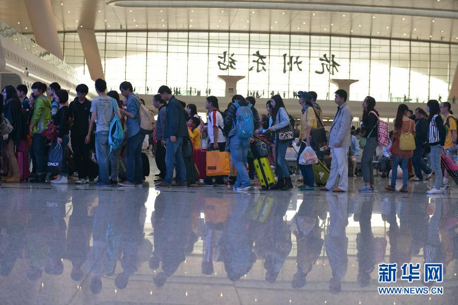 9月30日，准备出行的旅客在上海虹桥火车站候车。当日是2014国庆黄金周前一天，各地出行客流出现明显增幅，迎来首个客流高峰。 新华社发（赖睿宁）
