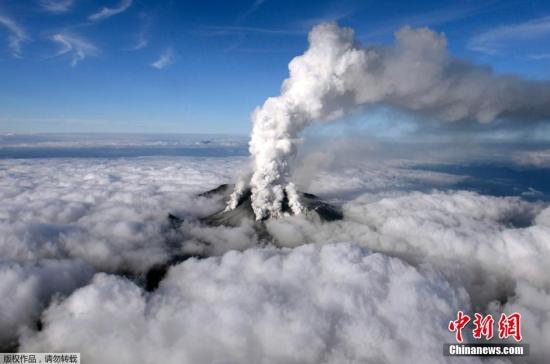 当地时间2014年9月27日，日本中部御岳山发生喷发，或已造成数人受伤。据称，这座日本第二高的火山于当地时间27日约11时开始爆发，喷出高达3公里的火山灰。