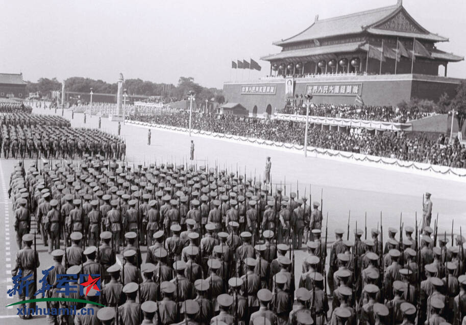 片回顾共和国14次国庆阅兵:细节见证军队发展和装备变化(组图)