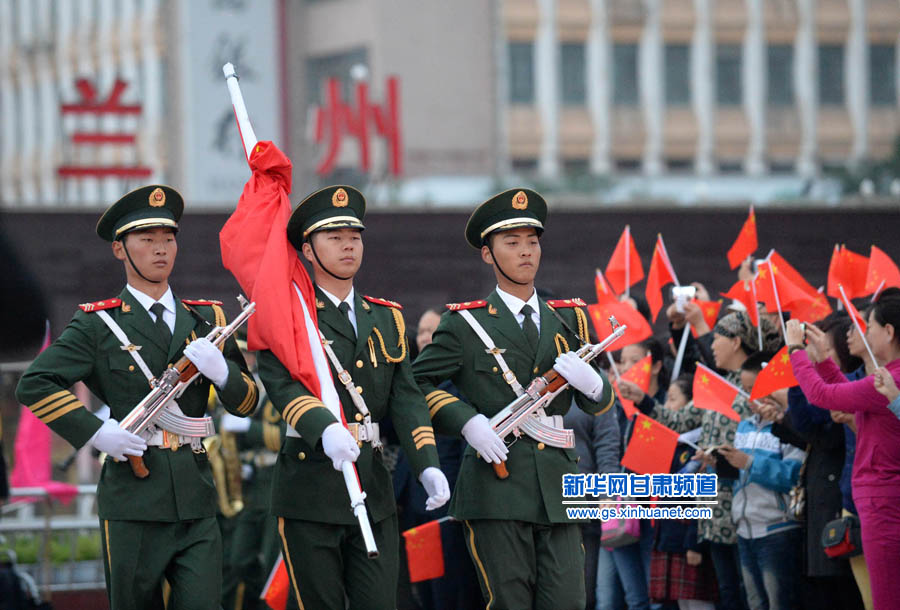 10月1日,在兰州市升国旗仪式现场,国旗手列队入场.新华社记者 梁强