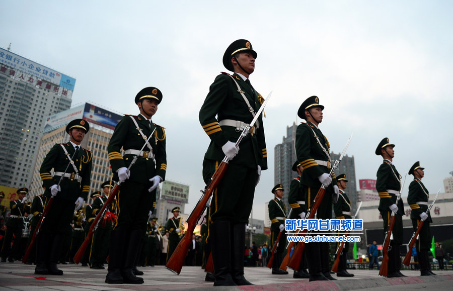 10月1日,在兰州市升国旗仪式现场,仪仗队在现场列队 新华社记者 张锰