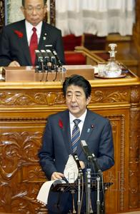 10月1日上午，日本首相安倍晋三在参院全体会议上接受各党代表质询时强调，解禁自卫权将使日本的威慑力得到飞跃性提高。（共同社）