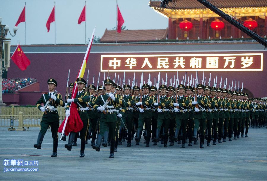 【组图】北京 12万人群众国庆节国旗掲扬仪式観(组图)