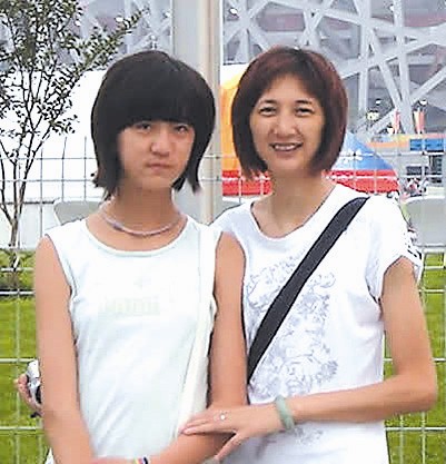 苏文燕(左)与妈妈徐春梅(右)