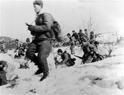 中国人民志愿军战士向美军进攻的情形(1951年摄).