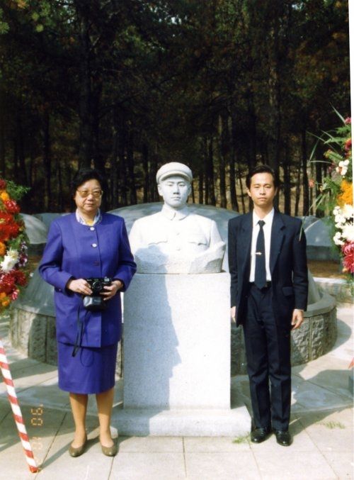 1990年10月，刘松林第二次到朝鲜平安南道桧仓郡志愿军烈士陵园为毛岸英扫墓，图为她和志愿军50军副军长蔡正国烈士的儿子蔡小东在毛岸英烈士墓前合影留念。