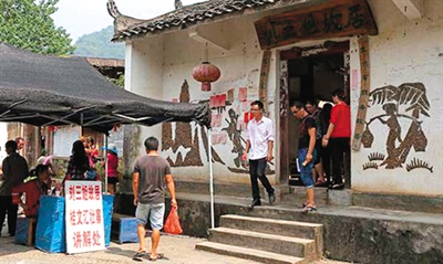 游客在刘三姐故居参观。 澎湃新闻记者 王辰 图