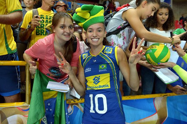 图文:巴西女排3-1荷兰 与球迷合影