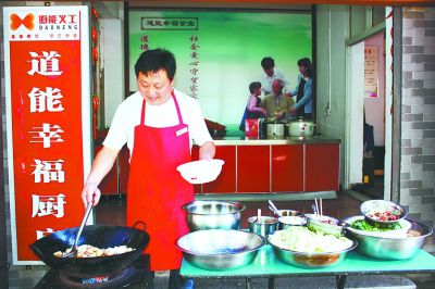 曾少峰为社区老人亲自下厨。