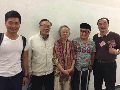 陆海涛香港献唱人气旺 遭粉丝围堵在护照上签名