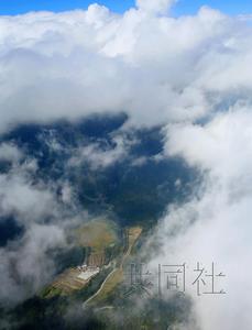 10月3日上午，御岳山周围被浓厚云层笼罩，看不见山顶附近。搜救工作恐受台风影响，当天的搜救活动因降雨而暂停。共同社直升机航拍于长野县木曾町。（共同社）