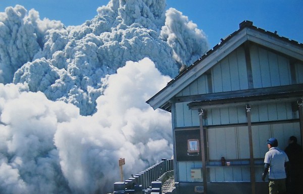 日本摄影师遇难前拍下火山爆炸场面