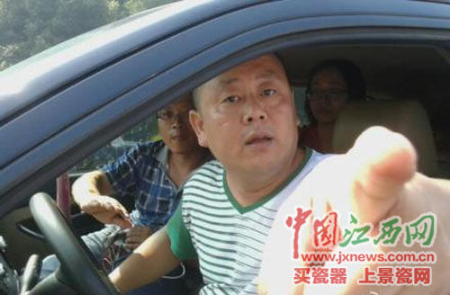 男子自称“九江政协委员”，在庐山景区违法占道。