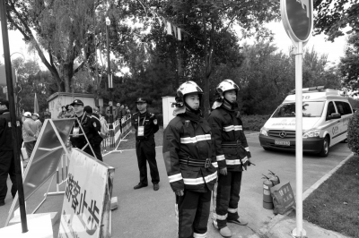 昨天，朝阳公园内，公安、消防、急救人员正在执勤。京华时报记者陶冉摄