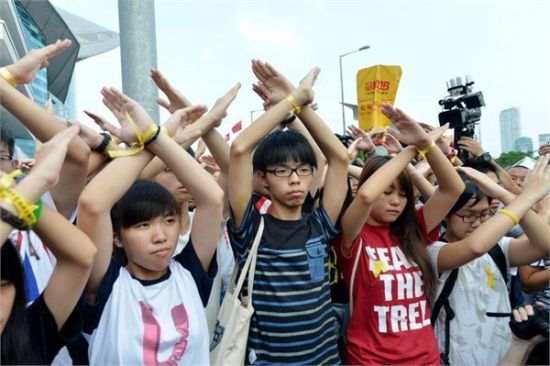 国庆升旗仪式当日，占中示威者大学生戴黄丝带背对升旗，居中男性为黄之锋
