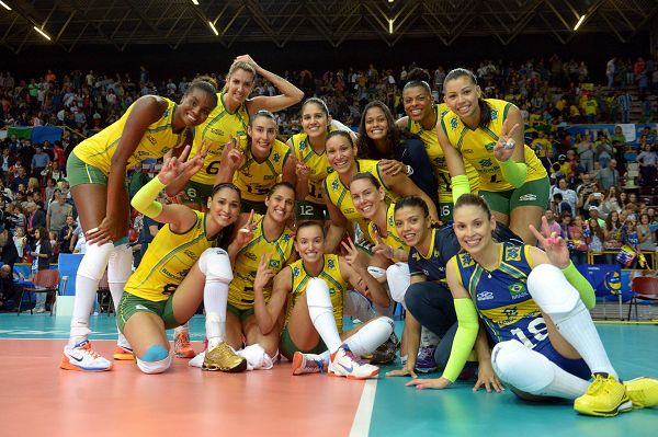 图文:巴西女排3-1俄罗斯 巴西队庆祝