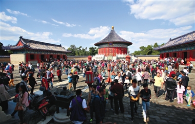 昨日,天坛公园回音壁游人众多。昨日天气晴好,市属11家公园及中国园林博物馆迎来国庆游园高峰,天坛公园接待游客10.3万人次居首。新京报实习生 彭子洋 摄